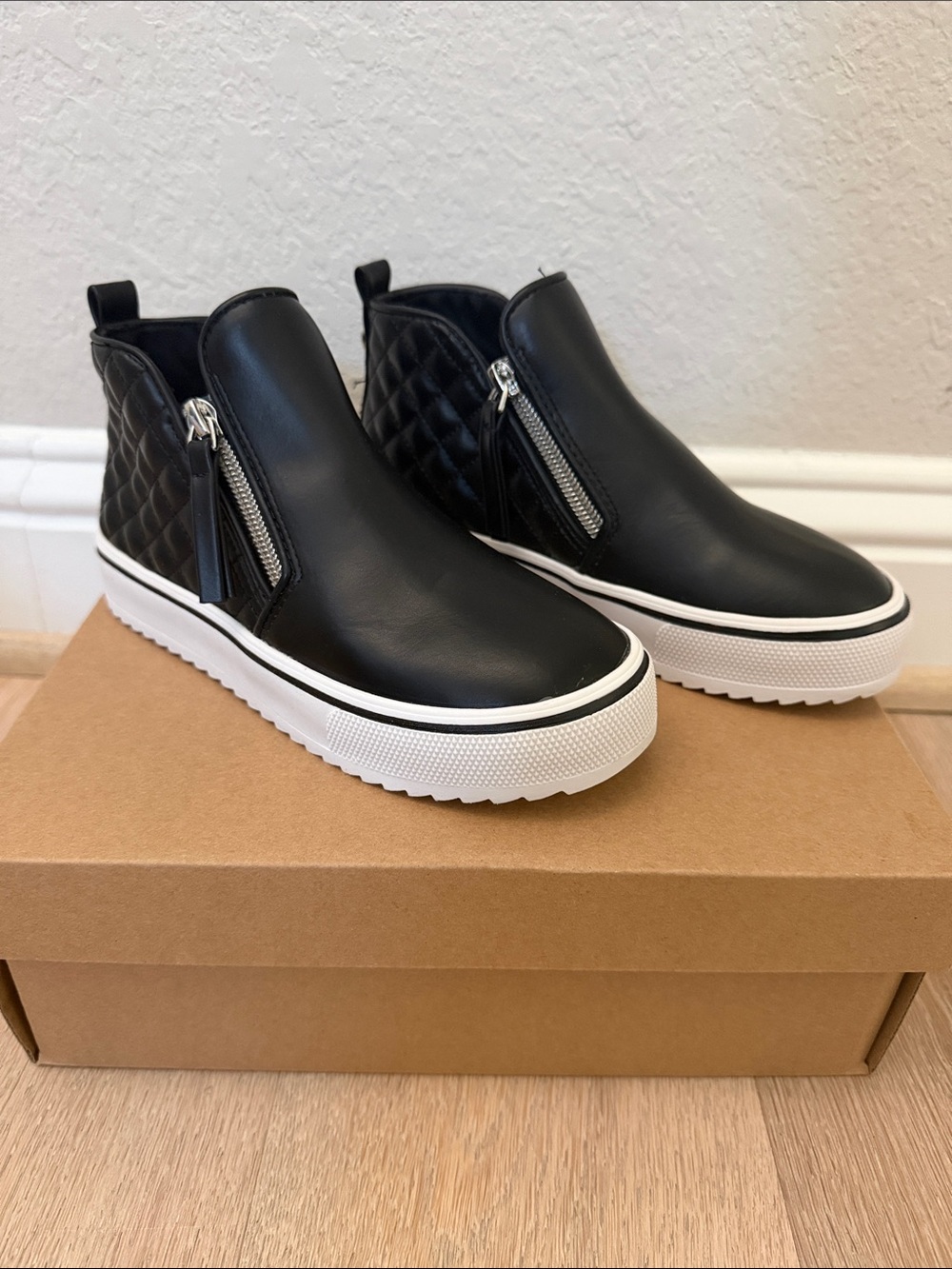 Steve Madden kids black zip sneakers